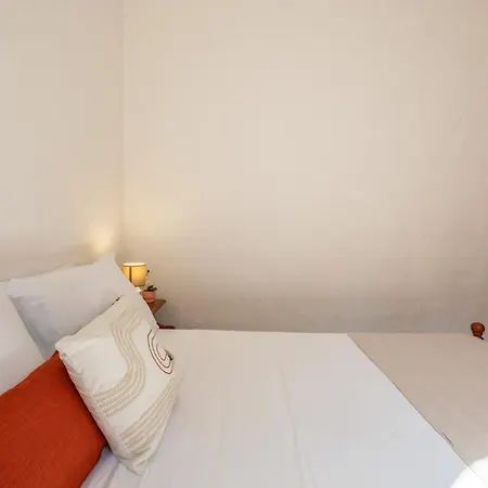 Ambra - 3 Minute Sea & Private Garden Vila *